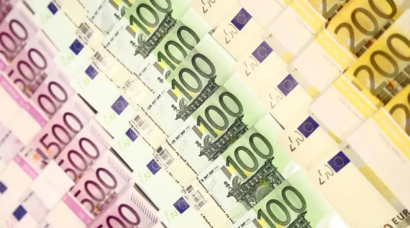 عوائد سندات اليورو ترتفع بشكل طفيف ترقباً لقرار «المركزي الأوروبي»