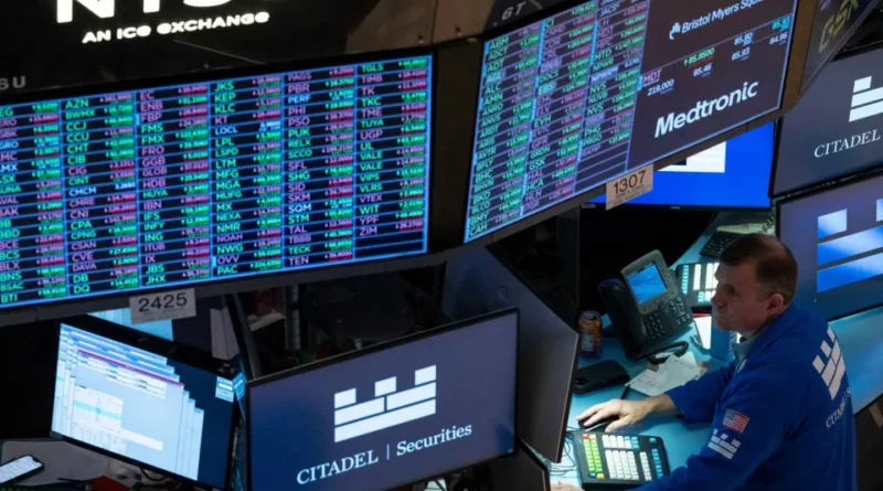 «وول ستريت» تقترب من قمم قياسية جديدة مع انحسار التضخم وتراجع النفط