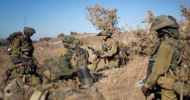 الجيش الإسرائيلي يطلق قنابل مضيئة فوق منطقة بئر عجم بريف القنيطرة الأوسط
