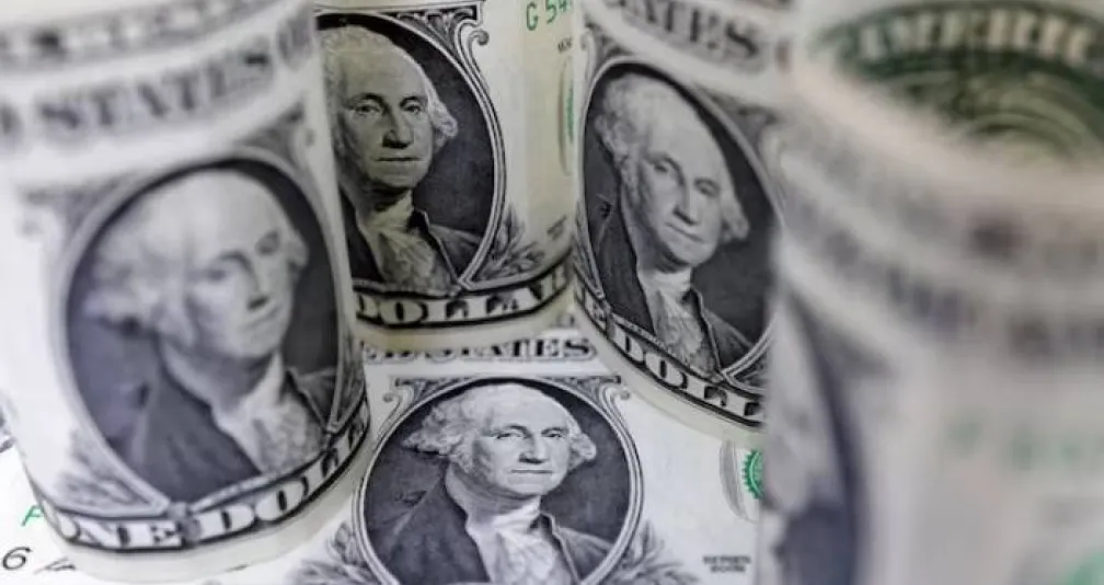 الدولار قرب أعلى مستوى في أسبوعين مع صعود النفط والعوائد